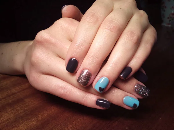 Manikürcü onu mükemmel bir manikürcüye dönüştürdü. Ellerinde cilalı jöle vardı ve müşteri mutluydu.