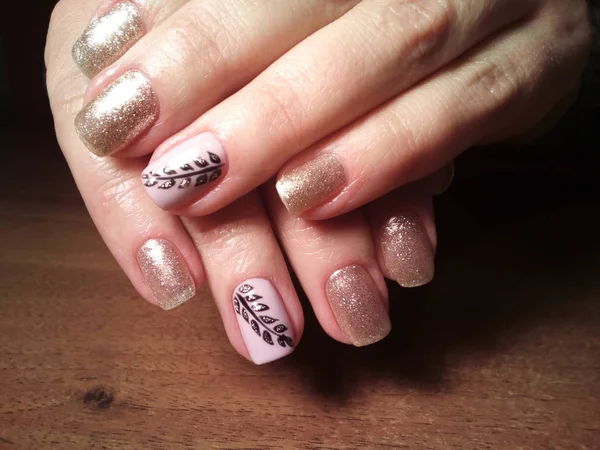 Manikürcü onu mükemmel bir manikürcüye dönüştürdü. Ellerinde cilalı jöle vardı ve müşteri mutluydu.