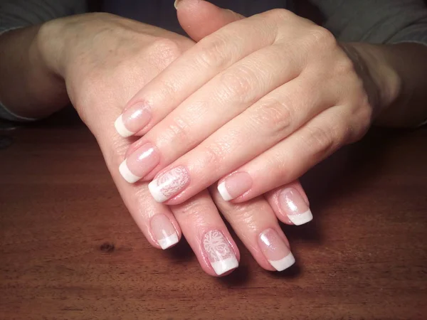 Manikürcü onu mükemmel bir manikürcüye dönüştürdü. Ellerinde cilalı jöle vardı ve müşteri mutluydu.