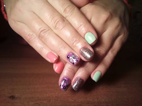 Manikürcü onu mükemmel bir manikürcüye dönüştürdü. Ellerinde cilalı jöle vardı ve müşteri mutluydu.