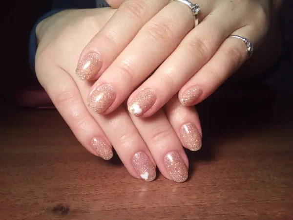 Manikürcü onu mükemmel bir manikürcüye dönüştürdü. Ellerinde cilalı jöle vardı ve müşteri mutluydu.