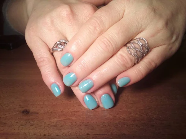 Manikürcü onu mükemmel bir manikürcüye dönüştürdü. Ellerinde cilalı jöle vardı ve müşteri mutluydu.