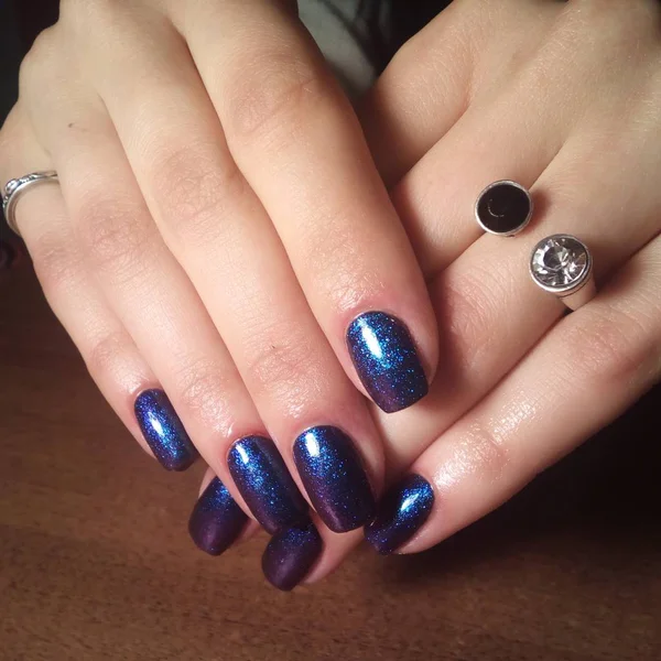 Manikürcü onu mükemmel bir manikürcüye dönüştürdü. Ellerinde cilalı jöle vardı ve müşteri mutluydu.