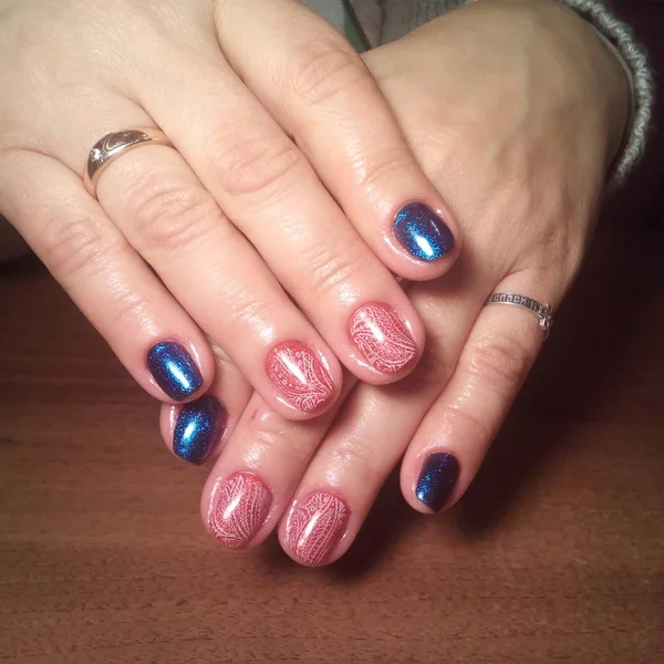 Manikürcü onu mükemmel bir manikürcüye dönüştürdü. Ellerinde cilalı jöle vardı ve müşteri mutluydu.