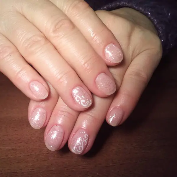 Manikürcü onu mükemmel bir manikürcüye dönüştürdü. Ellerinde cilalı jöle vardı ve müşteri mutluydu.