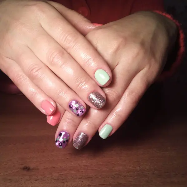 Manikürcü onu mükemmel bir manikürcüye dönüştürdü. Ellerinde cilalı jöle vardı ve müşteri mutluydu.