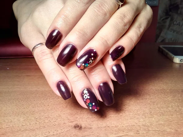 Manikürcü onu mükemmel bir manikürcüye dönüştürdü. Ellerinde cilalı jöle vardı ve müşteri mutluydu.