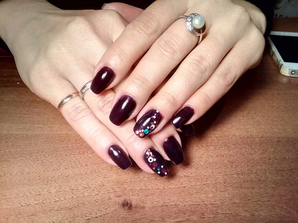 Manikürcü onu mükemmel bir manikürcüye dönüştürdü. Ellerinde cilalı jöle vardı ve müşteri mutluydu.