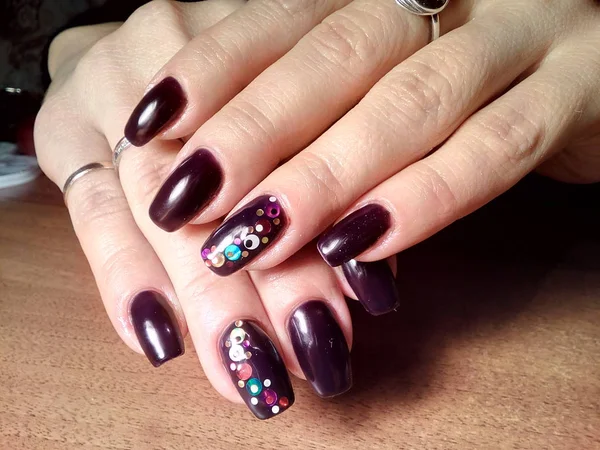 Manikürcü onu mükemmel bir manikürcüye dönüştürdü. Ellerinde cilalı jöle vardı ve müşteri mutluydu.