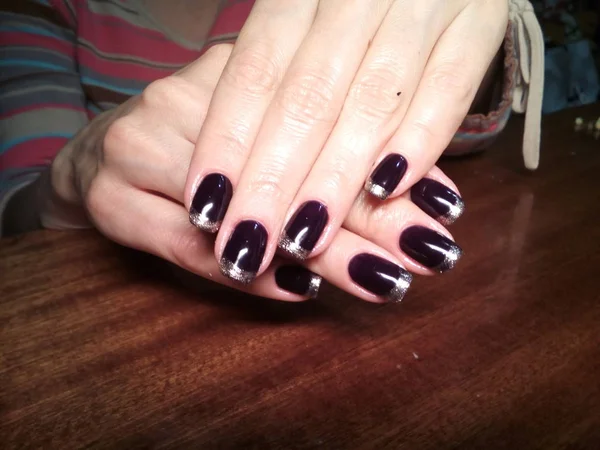 Manikürcü onu mükemmel bir manikürcüye dönüştürdü. Ellerinde cilalı jöle vardı ve müşteri mutluydu.