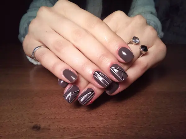 Manikürcü onu mükemmel bir manikürcüye dönüştürdü. Ellerinde cilalı jöle vardı ve müşteri mutluydu.