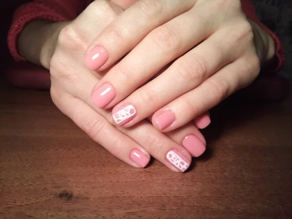 Manikürcü onu mükemmel bir manikürcüye dönüştürdü. Ellerinde cilalı jöle vardı ve müşteri mutluydu.