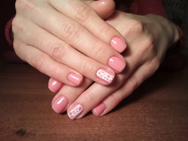 Manikürcü onu mükemmel bir manikürcüye dönüştürdü. Ellerinde cilalı jöle vardı ve müşteri mutluydu.