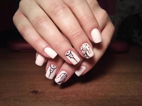 Manikürcü onu mükemmel bir manikürcüye dönüştürdü. Ellerinde cilalı jöle vardı ve müşteri mutluydu.