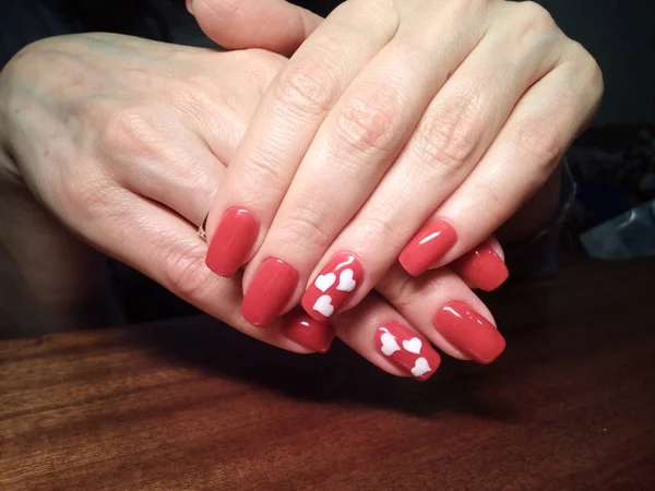 Manikürcü onu mükemmel bir manikürcüye dönüştürdü. Ellerinde cilalı jöle vardı ve müşteri mutluydu.