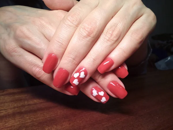 Manikürcü onu mükemmel bir manikürcüye dönüştürdü. Ellerinde cilalı jöle vardı ve müşteri mutluydu.