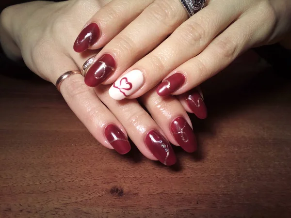 Manikürcü onu mükemmel bir manikürcüye dönüştürdü. Ellerinde cilalı jöle vardı ve müşteri mutluydu.