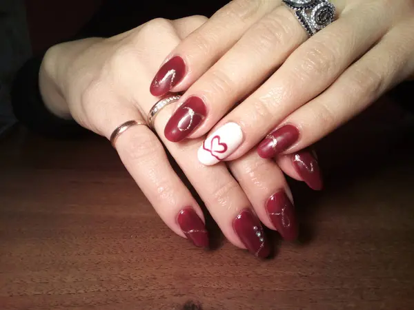 Manikürcü onu mükemmel bir manikürcüye dönüştürdü. Ellerinde cilalı jöle vardı ve müşteri mutluydu.