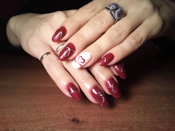 Manikürcü onu mükemmel bir manikürcüye dönüştürdü. Ellerinde cilalı jöle vardı ve müşteri mutluydu.