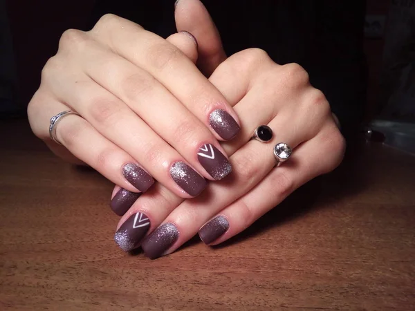 Manikürcü onu mükemmel bir manikürcüye dönüştürdü. Ellerinde cilalı jöle vardı ve müşteri mutluydu.