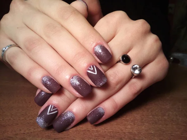 Manikürcü onu mükemmel bir manikürcüye dönüştürdü. Ellerinde cilalı jöle vardı ve müşteri mutluydu.