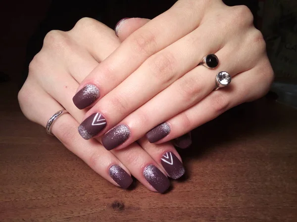 Manikürcü onu mükemmel bir manikürcüye dönüştürdü. Ellerinde cilalı jöle vardı ve müşteri mutluydu.