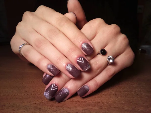 Manikürcü onu mükemmel bir manikürcüye dönüştürdü. Ellerinde cilalı jöle vardı ve müşteri mutluydu.