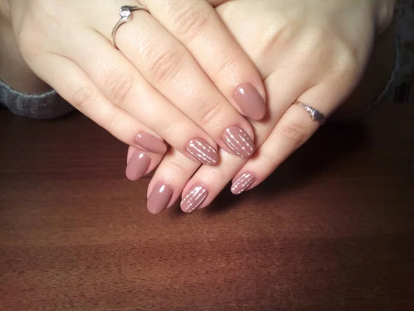 Manikürcü onu mükemmel bir manikürcüye dönüştürdü. Ellerinde cilalı jöle vardı ve müşteri mutluydu.