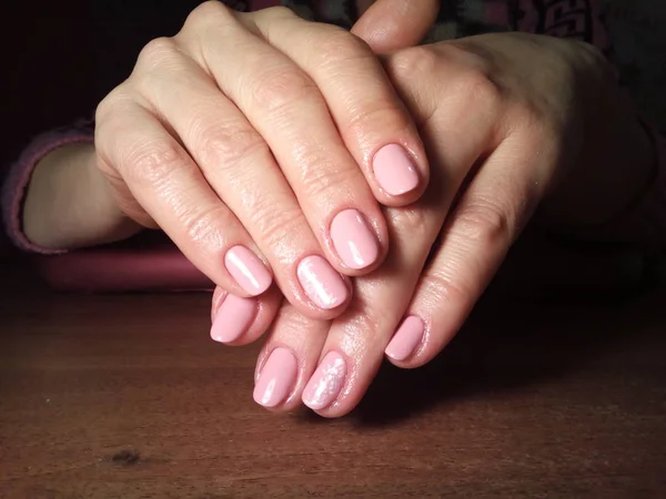 Manikürcü onu mükemmel bir manikürcüye dönüştürdü. Ellerinde cilalı jöle vardı ve müşteri mutluydu.