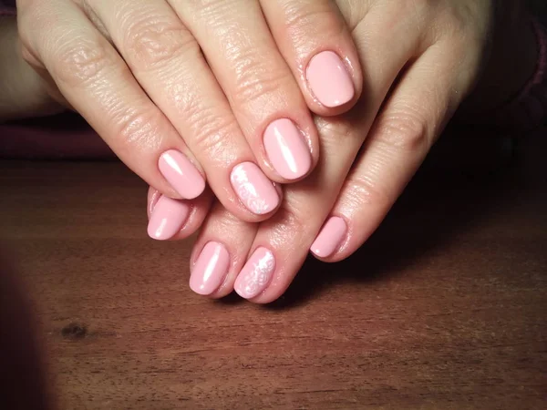 Manikürcü onu mükemmel bir manikürcüye dönüştürdü. Ellerinde cilalı jöle vardı ve müşteri mutluydu.