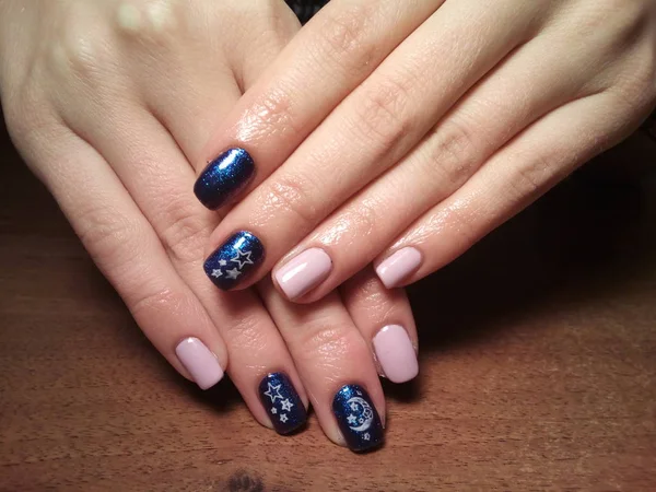 Manicurista Hizo Excelentemente Trabajo Una Hermosa Manicura Con Gel Polaco — Foto de Stock