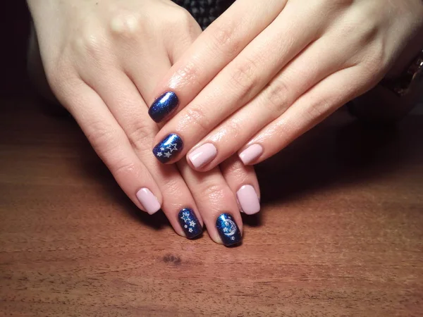 Manikürcü onu mükemmel bir manikürcüye dönüştürdü. Ellerinde cilalı jöle vardı ve müşteri mutluydu.