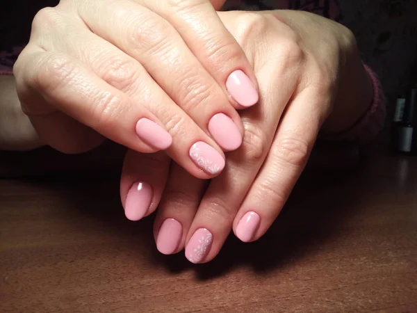 Manikürcü onu mükemmel bir manikürcüye dönüştürdü. Ellerinde cilalı jöle vardı ve müşteri mutluydu.