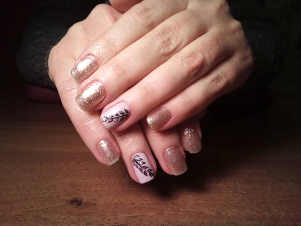 Manikürcü onu mükemmel bir manikürcüye dönüştürdü. Ellerinde cilalı jöle vardı ve müşteri mutluydu.