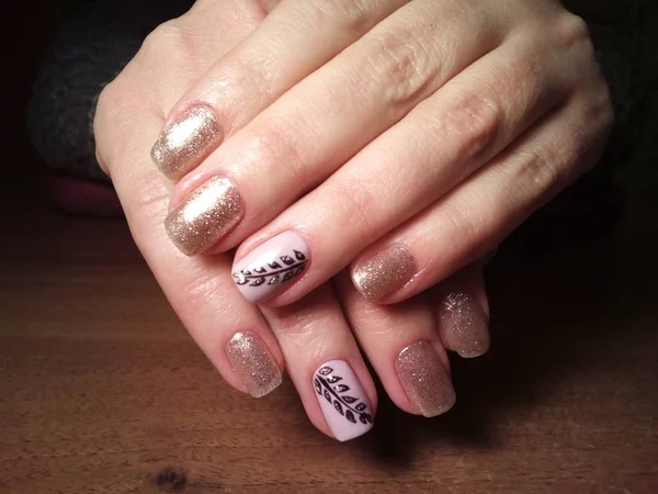 Manikürcü onu mükemmel bir manikürcüye dönüştürdü. Ellerinde cilalı jöle vardı ve müşteri mutluydu.