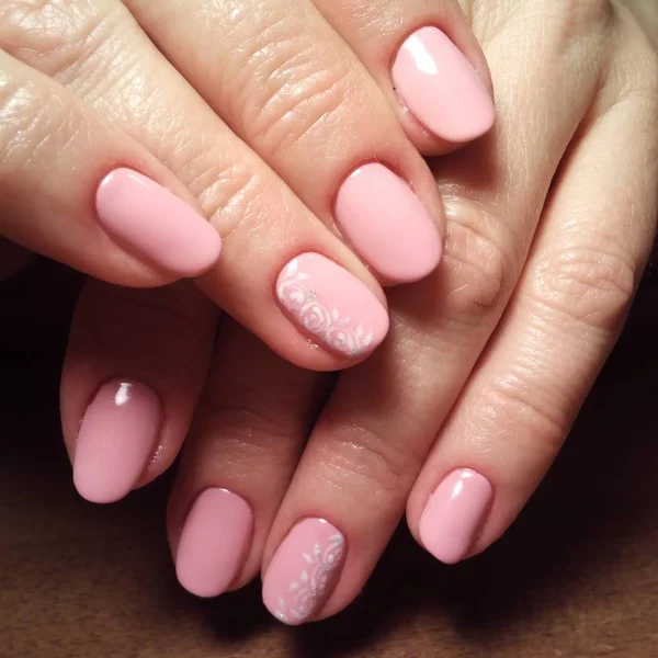 Manikürcü onu mükemmel bir manikürcüye dönüştürdü. Ellerinde cilalı jöle vardı ve müşteri mutluydu.