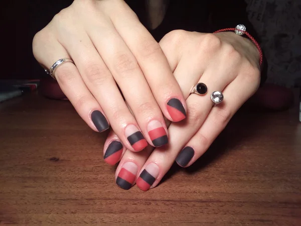 Manikürcü onu mükemmel bir manikürcüye dönüştürdü. Ellerinde cilalı jöle vardı ve müşteri mutluydu.