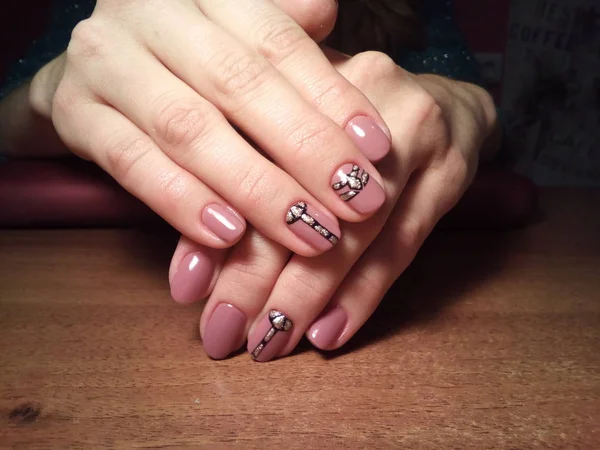 Manikürcü onu mükemmel bir manikürcüye dönüştürdü. Ellerinde cilalı jöle vardı ve müşteri mutluydu.