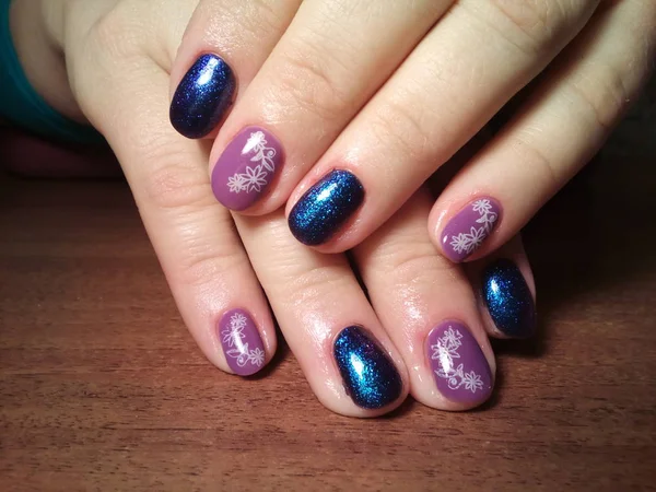 Manikürcü onu mükemmel bir manikürcüye dönüştürdü. Ellerinde cilalı jöle vardı ve müşteri mutluydu.