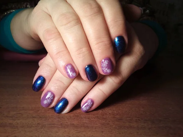 Manikürcü onu mükemmel bir manikürcüye dönüştürdü. Ellerinde cilalı jöle vardı ve müşteri mutluydu.