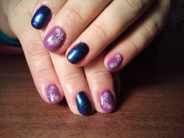 Manikürcü onu mükemmel bir manikürcüye dönüştürdü. Ellerinde cilalı jöle vardı ve müşteri mutluydu.