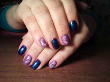 Manikürcü onu mükemmel bir manikürcüye dönüştürdü. Ellerinde cilalı jöle vardı ve müşteri mutluydu.