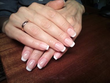 Manikürcü onu mükemmel bir manikürcüye dönüştürdü. Ellerinde cilalı jöle vardı ve müşteri mutluydu.