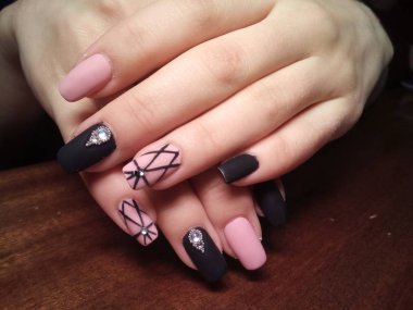 Manikürcü onu mükemmel bir manikürcüye dönüştürdü. Ellerinde cilalı jöle vardı ve müşteri mutluydu.