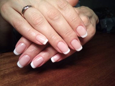 Manikürcü onu mükemmel bir manikürcüye dönüştürdü. Ellerinde cilalı jöle vardı ve müşteri mutluydu.
