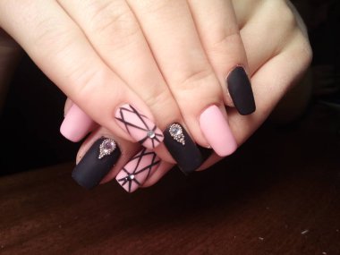 Manikürcü onu mükemmel bir manikürcüye dönüştürdü. Ellerinde cilalı jöle vardı ve müşteri mutluydu.