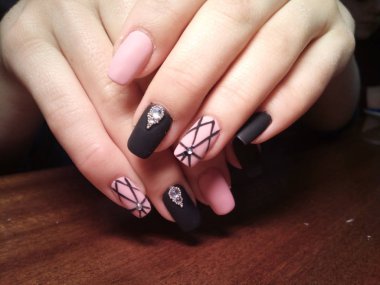 Manikürcü onu mükemmel bir manikürcüye dönüştürdü. Ellerinde cilalı jöle vardı ve müşteri mutluydu.