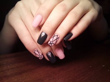 Manikürcü onu mükemmel bir manikürcüye dönüştürdü. Ellerinde cilalı jöle vardı ve müşteri mutluydu.