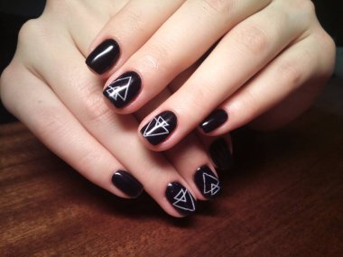 Manikürcü onu mükemmel bir manikürcüye dönüştürdü. Ellerinde cilalı jöle vardı ve müşteri mutluydu.