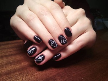 Manikürcü onu mükemmel bir manikürcüye dönüştürdü. Ellerinde cilalı jöle vardı ve müşteri mutluydu.